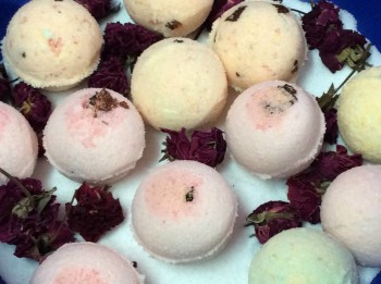 Aroma Essentials Bath Bombs Review, Bath Bombs, Bath Bombs in India,Skincare, Indian Skincare Blog